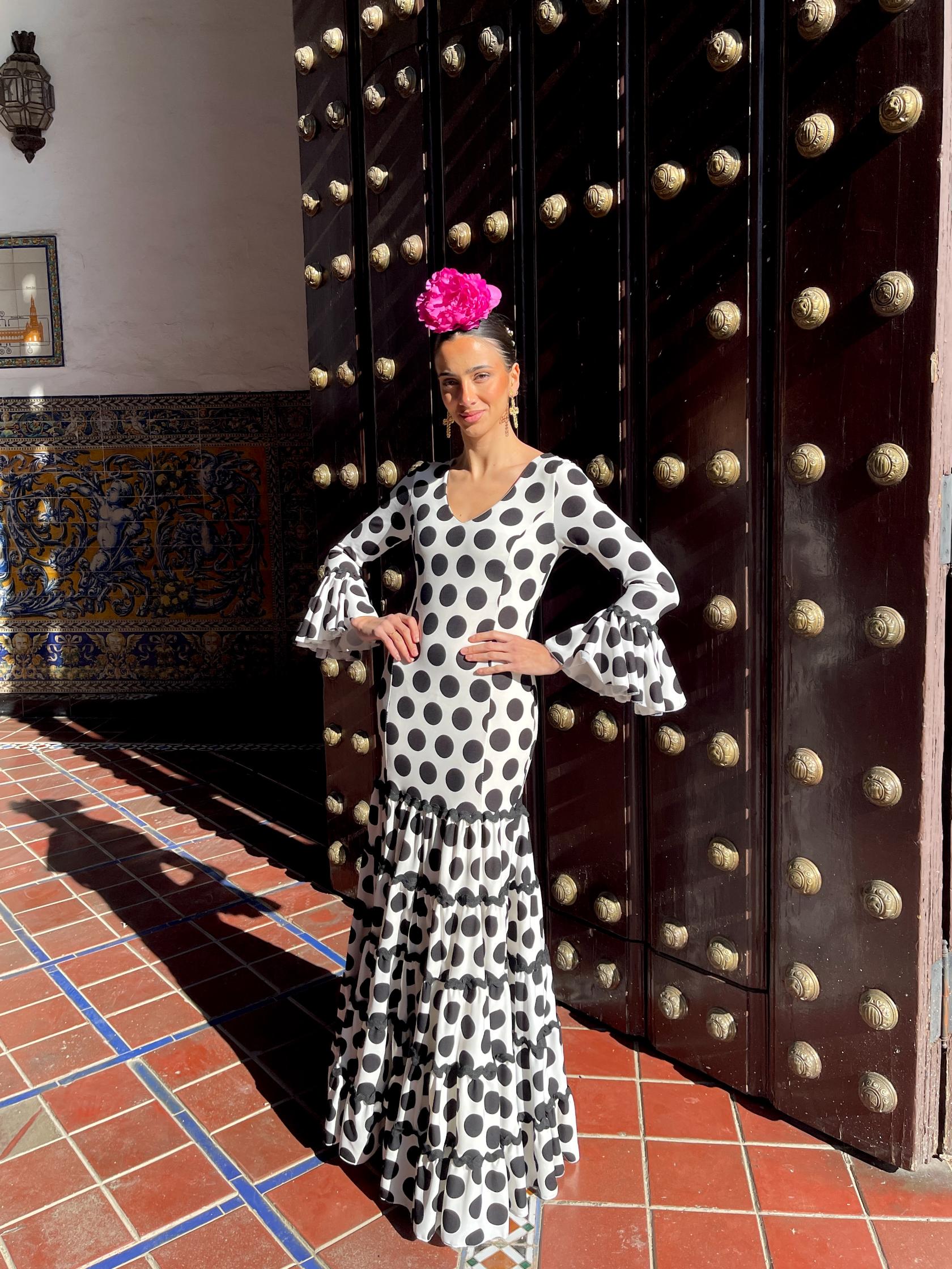 Traje de flamenca canastero de lunares con adorno piquillo SPECIAL PRICE