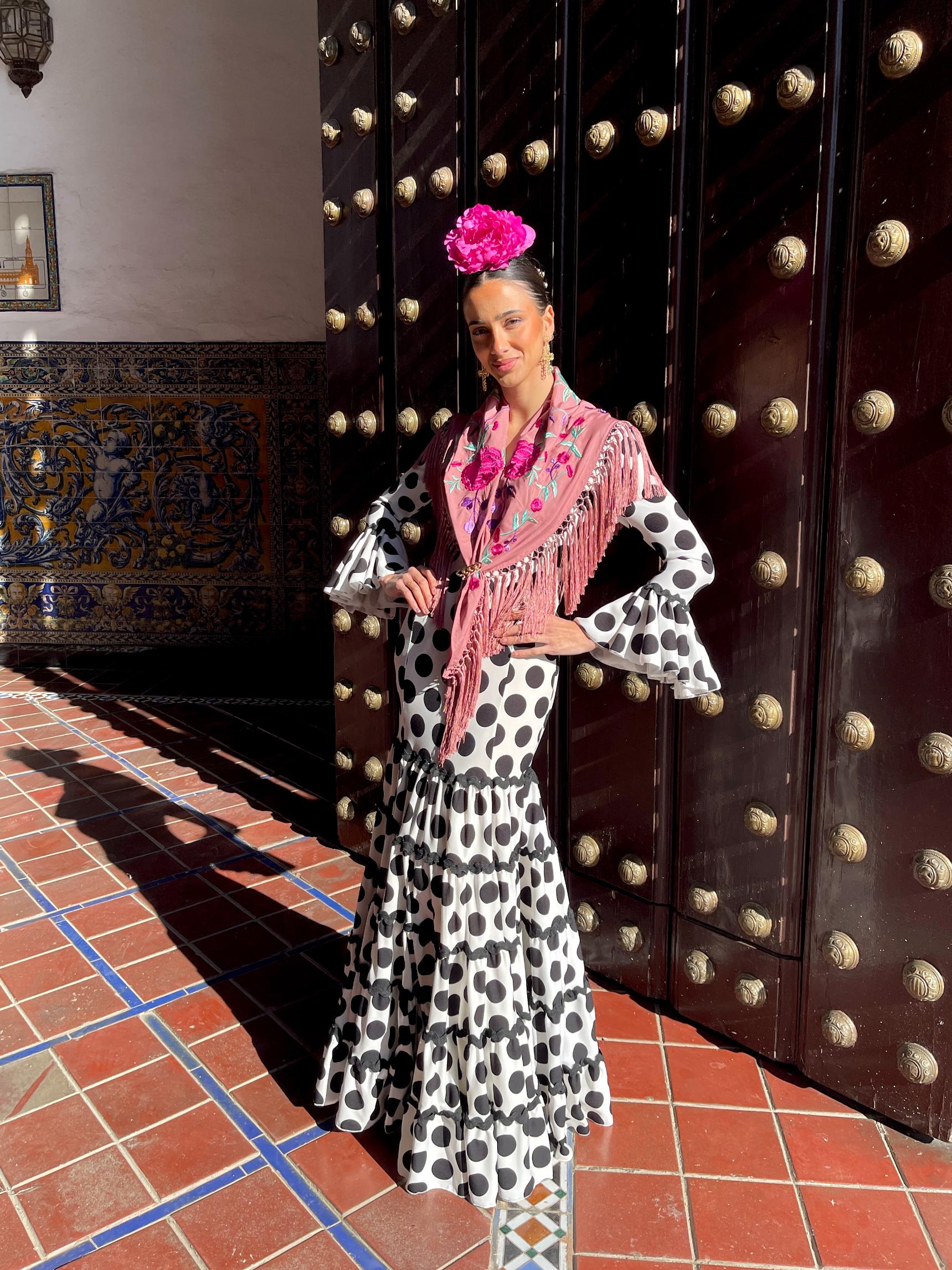 Traje de flamenca canastero de lunares con adorno piquillo SPECIAL PRICE