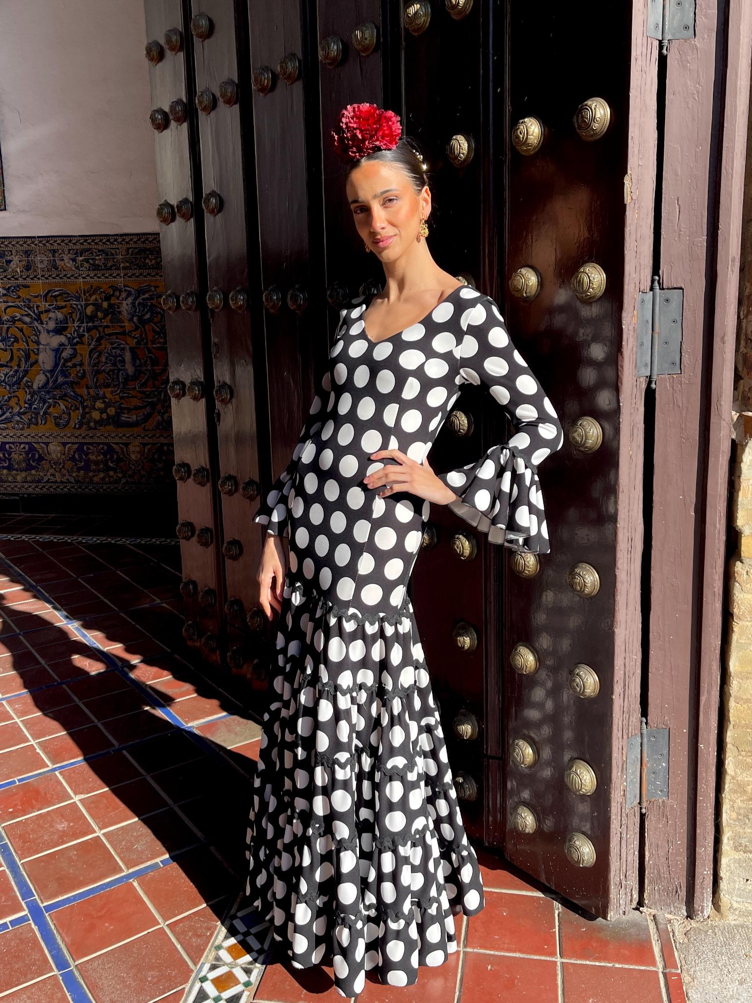 Traje de flamenca canastero de lunares con adorno piquillo SPECIAL PRICE